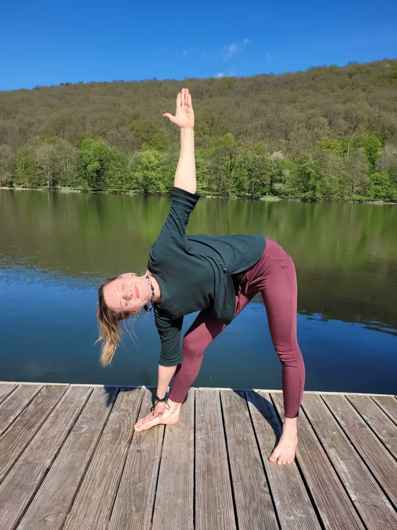 Pilates-Uebung: gedrehtes Dreieck am See