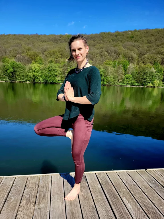 Baum-Pose am See - body mind soul